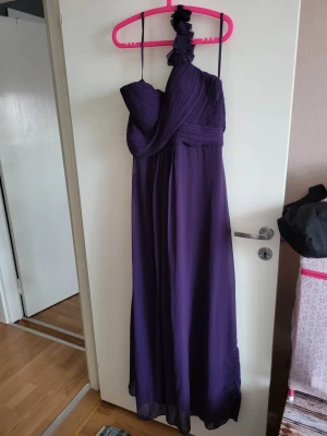 Säljtråd - Lila festklänning, storlek US14/EU46, pris 500kr. Blått stickat set, storlek L, pris 200kr.