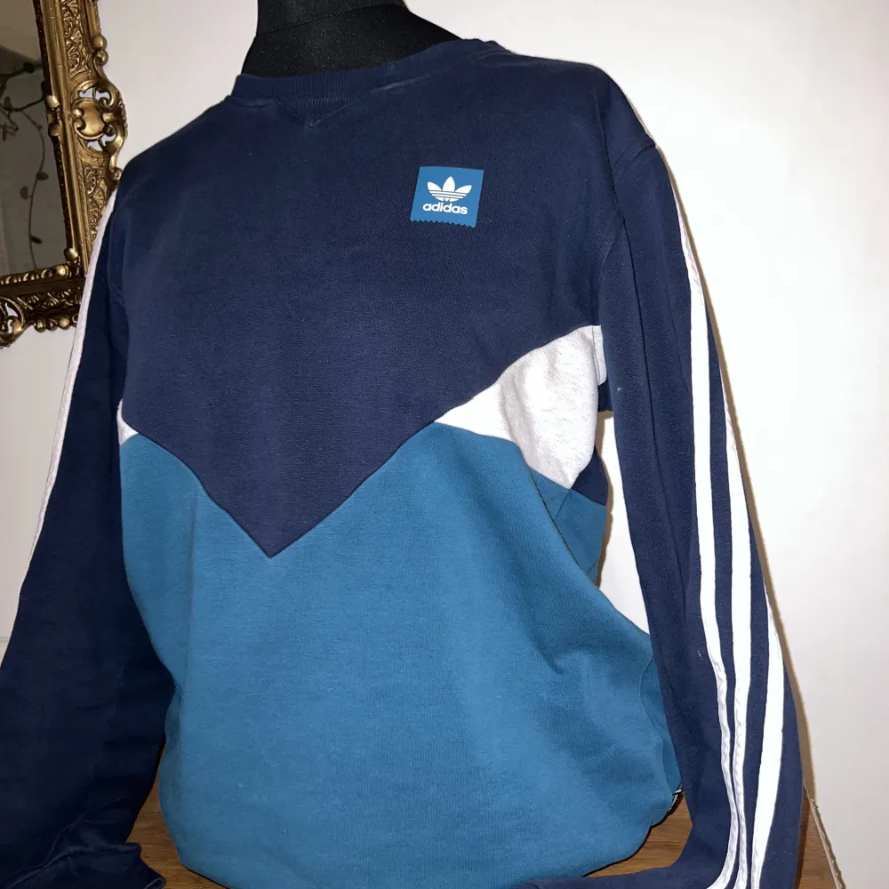 En skitsnygg adidas sweater i 90s style fyndad på en vintage butik i Paris🥵. Tröjor & Koftor.