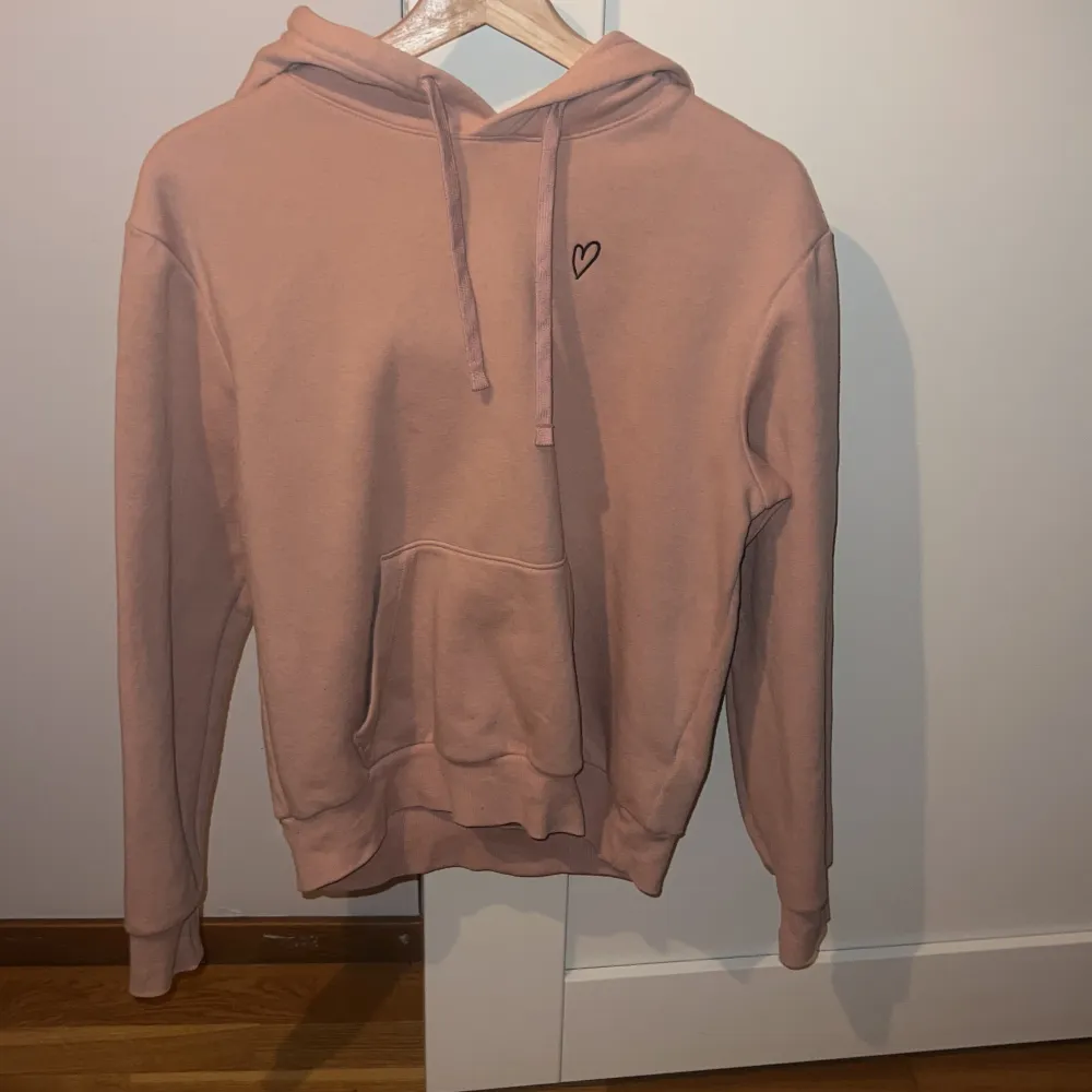 Säljer denna fina hoodie från HM💓färgen är gammalrosa! Skriv för mer bilder 🥰 I befintligt skick . Hoodies.