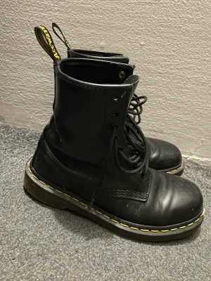 Dr martens - Ett par dr martens i storlek 37. Storleken är bortskavd fram i plösen. Fint skick, börjar bli ingångna så det ondaste biten är över med detta par. I fint skick. Kan inte hitta några anmärkningar utöver lite skav på insidan av tårna. 
