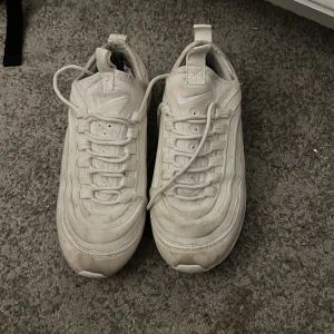 Nike Skor  - Använda Nike skor säljer dom för 300 kr, tajta i storleken 