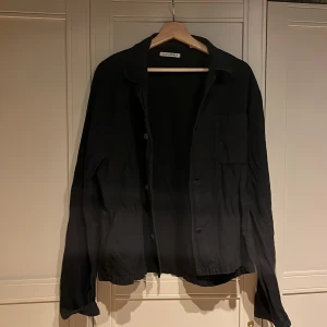 Cropped linne skjorta ourlegacy - En svart linne skjorta från Ourlegacy 