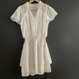 Sommarklänning  - Säljer nu min fina sommarklänning som jag endast använt vid ett tillfälle, perfekt till skolavslutning.