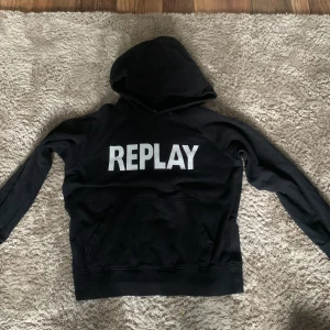 Replay hoodie - Retså ny bar skick bara litet hål på armen skick 9/10 Köparen står för frakten