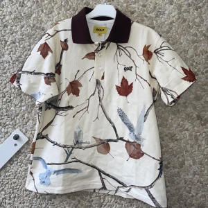 GOLF WANG OWL PIQUE POLO - CREAM - helt ny och oanvänd piké, har en annan färg av samma plagg redan så drf säljs den här, vet ej retail värde men folk säljer mellan 60-90$ i resell, söker snabb affär så den säljs för 400! 