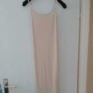 Beige lång klänning  - Lång klänning med slits 