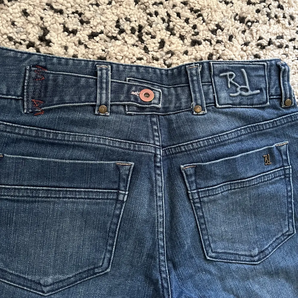 Lågmidjade bootcut jeans i blå 🔥 Långa jeans, är 175cm och bra i längd men tyvärr för små :( De är lite ljusare blå i verkligheten(bild 3).    Mått: Midjemått - 75cm Innerbenslängd - 85cm Ytterbenslängd - 106. Jeans & Byxor.