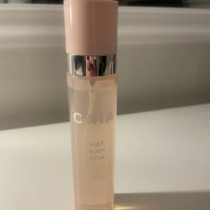Caia dewy look - Säljer dewy look från caia. Själv har ja inte använt eller ens testat den för använder inte settingspray däremot ser det ut som det på bilden i flaskan. Men vet ej hur de brukar se ut när man får hem den. Iaf som ny 