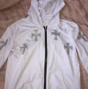 y2k hoodie  - kommer inte till användning längre, storlek S men den är luftig  så skulle säga att den passar upp mot M!  tröjan är nästan helt oanvänd, använd max 2 gånger. det är inga slitningar eller fel på den det ända är att det saknas en liten diamant.