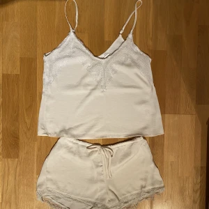 Set i satin  - Säljer ett ljust beiget set i satin från Lindex i storlek S. 