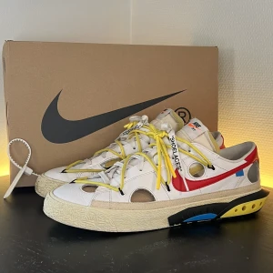Nike Blazer Low 77’ x Off-White University Red - Nike Blazer Low 77’ x Off-White University Red🔥. Klassisk modell i en nytänkande kollaboration🌅. Storlek 47,5✅. Allt OG, köpbevis⚡️. Skicka meddelande för frågor / fler bilder🤝. 