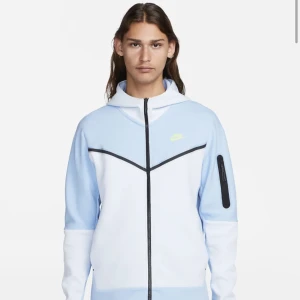 nike tech  - Intressekol nu min nya nike tech kofta då jag inte tycker den passar mej💜 super fint skick på den knappt använd, använt den hemma nån gång ibland! den är som ny💜! Ny pris på den är 1349 o mitt pris är 700-800 pris kan diskuteras vid snabb affär 💜