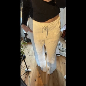 Linnebyxor - Vita Linnebyxor. Storlek S. Bra skick.