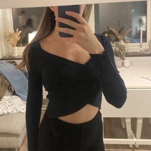 Ribbad tröja - Ribbad tröja med omlott skurning som säljs då den är för liten och därmed knappt använd. Fraktkostnad tillkommer 💕