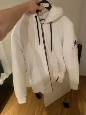 Moose knuckles jacka - Säljer min moose knuckles jacka/tröja för jag inte har någon användning av den mera, den är large men sitter som en medium och använd fåtal gånger, inga fläckar eller liknande. Vill du ha fler bilder är de bara att skriva!😁