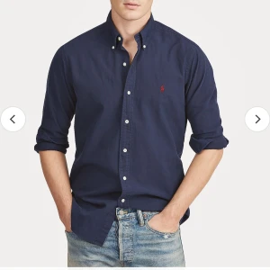 Ralph Lauren Skjorta - Köpte en Ralph Lauren skjorta till min sambo men den var för stor så säljer den vidare!  Använt skick, storlek M.