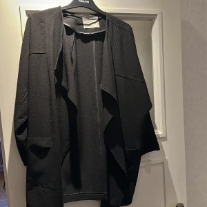 Kavaj - Svart kavajliknande från Vero Moda. Storlek S 