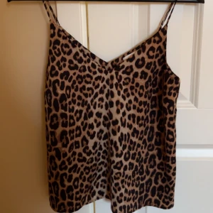Leopard linne  - V-ringat linne från H&M, ett extra lager tyg vid brösten. Satinmaterial, justerbara band (se bild 3)🤎 skriv vid frågor