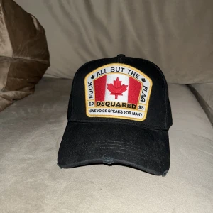 Dsquared2 Keps  - Helt ny Dsquared2 keps. Aldrig använt. Nypris ca 1500 kr 