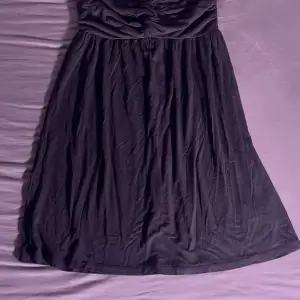 Basic svart klänning utan axelband 