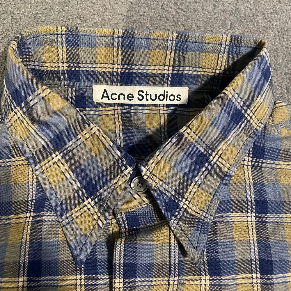 En Acne Studios kortärmad skjorta/button down  Storlek oklar men passar som en Large Helt oanvänd. Skjortor.