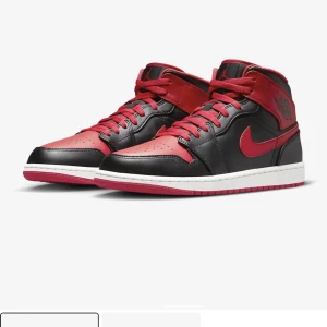 Jordan 1 -  har använt dom typ 3-4 gånger(lågt pris pga att dom inte används och har nya)☺️skriv för egna bilder💕