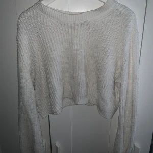 stickad tröja  - säljer min croppade stickade tröja som är så skön men inte används längre. Skriv för mer bilder på.