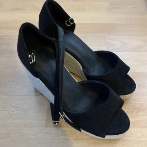 Svarta klackskor - Säljer dessa jätte fina svarta klackskor. De är använda några få gånger men är i fint skick. Klackhöjden är 9,5cm🥰 Storlek 35 Köparen står för frakten🥰