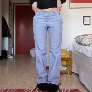 Randiga kostymbyxor - Blå kostymbyxor med vita ränder från tiger of sweden. Aningen slitna vid benslutet men annars fint skick. Jag är 173cm och bär oftast S-M. Tycker dessa är lite talata runt höfterna på mig rekommenderar för någon med storlek 36 eller S