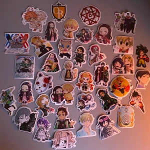 Anime klistermärken  - (TRYCK INTE PÅ KÖP NU!!) blandade anime klistermärken (mestadels demon Slayer) 7kr/styck, 5 stycken för 30kr eller 10 stycken för 55kr :) 15kr frakt 