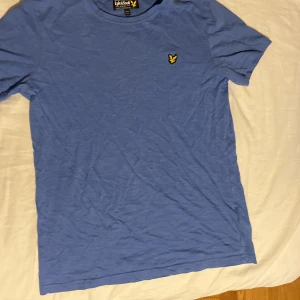 Lyle & Scott T-shirt   - Använd ett fåtal gånger, ser ny ut.