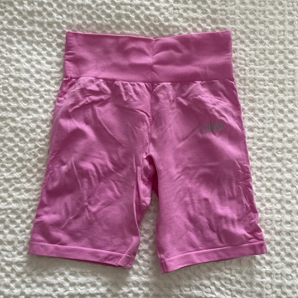 Rosa shorts från iciw i storleken S. Använda en gång. Övrigt.