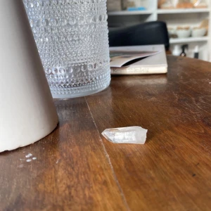 Bergskristalls spets - Säljer en bergskristalls spets, kontakta gärna om frågor!💓