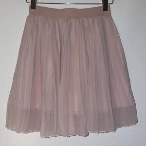 En jättefin ljusrosa kjol! Den är i fint skick och det är bara att höra av dig om du är intresserad eller undrar något