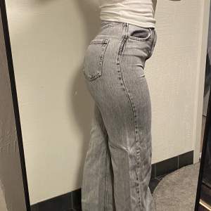 Säljer dessa gråa jeans från stradivarius i storlek 36. Pris 150kr. Köparen står för frakt