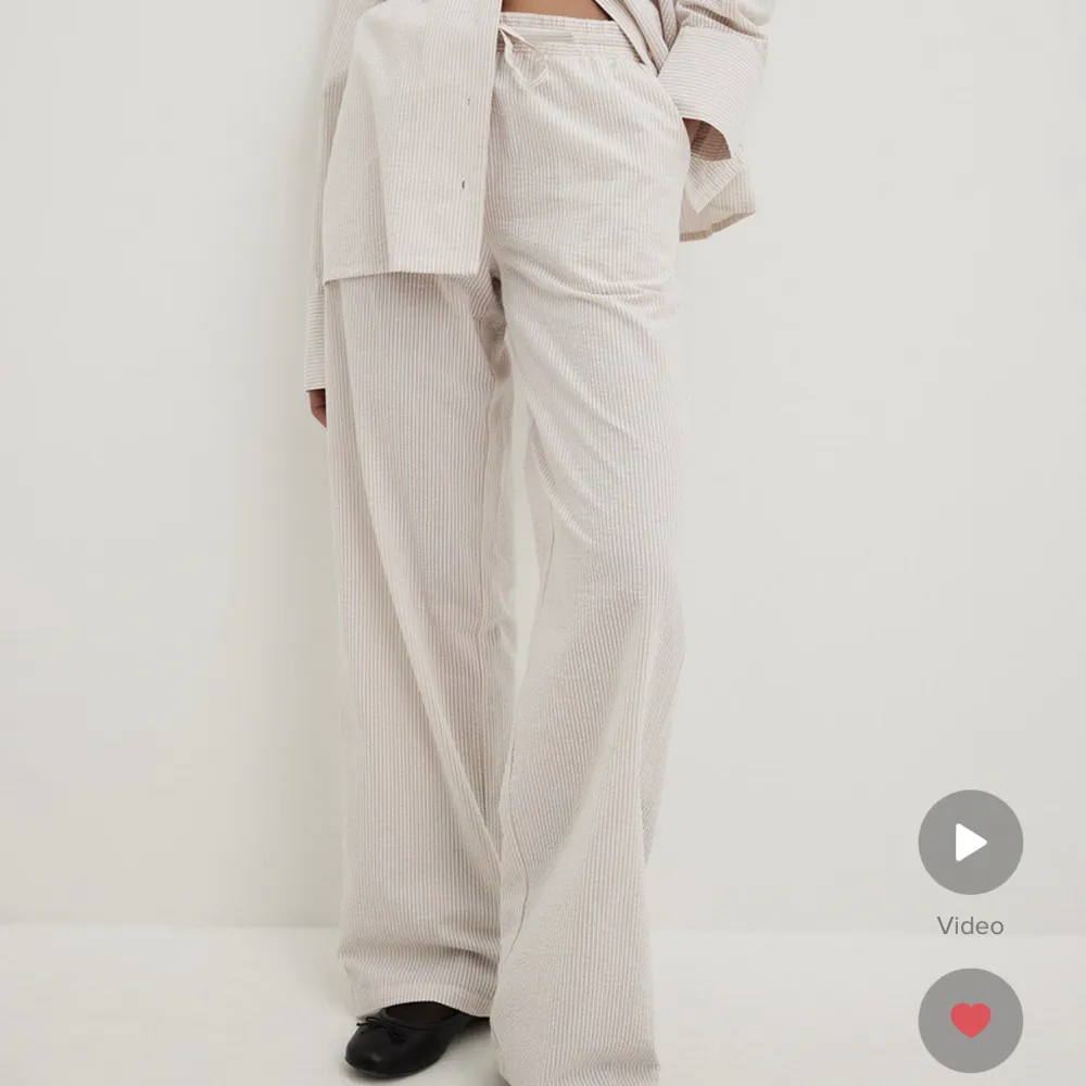 Helt nya pyjamasbyxor från Sanna jörnviks kollektion med nakd, lappar kvar.. Jeans & Byxor.