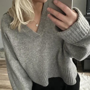 Stickad tröja - Säljer denna nästan helt oanvända topp i storlek xs ifrån Bershka✨