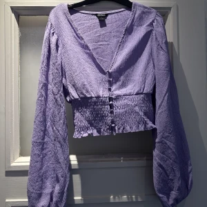Blus - Lila blus från MONKI. Storlek S 