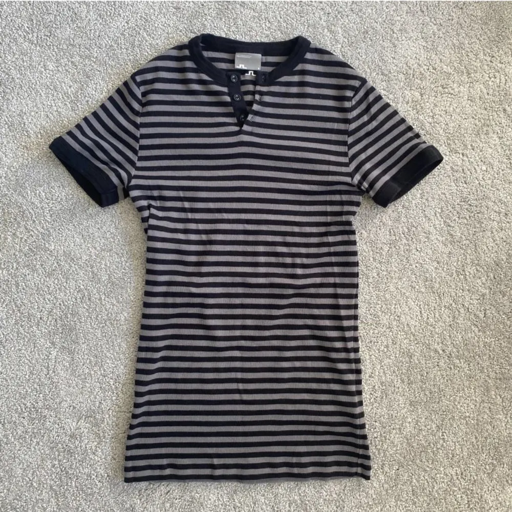 En T-shirt från second hand, aldrig använd . T-paidat.