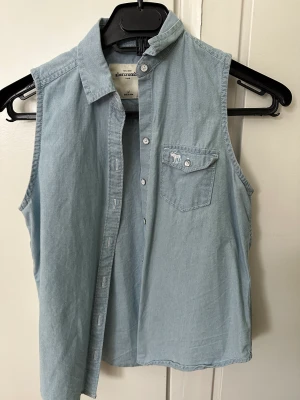 Abercrombie väst - Snygg väst som är knappt använd. Liknande jeansväst