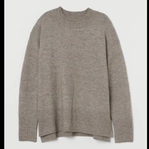 Stickad tröja  - Säljer denna från hm exakt samma fast i grön/grå färg, skriv för bilder. Köpt för 159kr men säljer för 70, Aldrig använt.