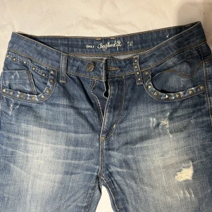 Jeans - Skit coola lågmidjade straightleg jeans med nitar på fram och bakfickorna, köpta secondhand så väldigt coola och unika💕💕 Sitter lite tajt på mig som vanligtvis har st M i jeans