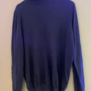 Polotröja i Cashmere - Mörkblå Polotröja i cashmere från Massimo Dutti. Säljer för jag använder den inte längre! 