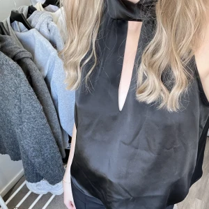 Zara topp - En fin silk topp från zara i nyskick! Köptes för 399kr. 