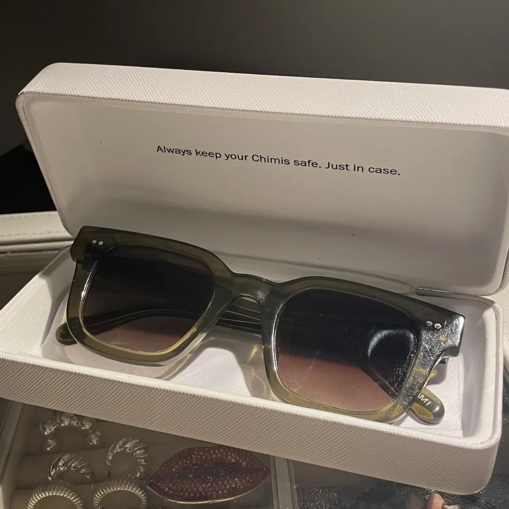 Gröna chimi glasögon som köptes förra året och inte nedvänts så mycket, dem är i modellen #004 och i den gröna färgen! Köpta för runt 1200 om jag har rätt 💚💚. Accessoarer.