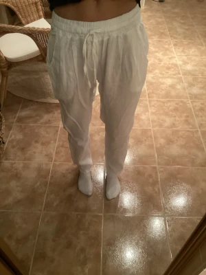 Linnebyxor  - Vita linnebyxor i storlek M. Passar XS och S med, har själv XS i allt. Köpta på en butik i Spanien. Använda 3 gånger.