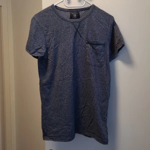 Gray t-shirt - Size S lightly used in great condition t-shirt. Feel free to contact us in Swedish or English. 