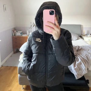 Nike Jacka - Så fin Nike jacka, perfekt nu till dom lite kyligare vår dagarna!
