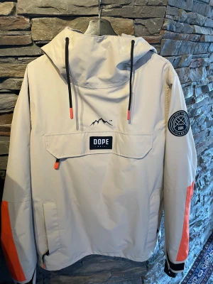 Skidjacka - Säljer nu min dope skidjacka/snowboardjacka. Gillar den extremt mycket och har endast använt den under 2 veckors tid. Köpt för 1799 och säljer nu för 500!!   storlek L, hör av er vid intresse, först till kvarn!😁