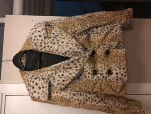 Leopard blazer kavaj vintage jacka - Väldigt len och edgy kavaj som sitter bra på, på ett 80-tals sätt. Skicket är använt men ändå fint!